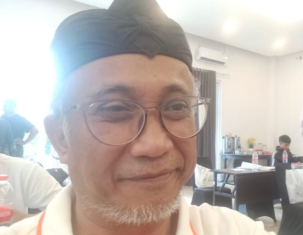 Penyair taufiq ismail dikenal sebagai sastrawan yang konsisten menyuarakan kritik sosial melalui karya karyanya